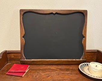 Vintage gesneden houten schoolbord met hangers – kinderkamerdecoratie