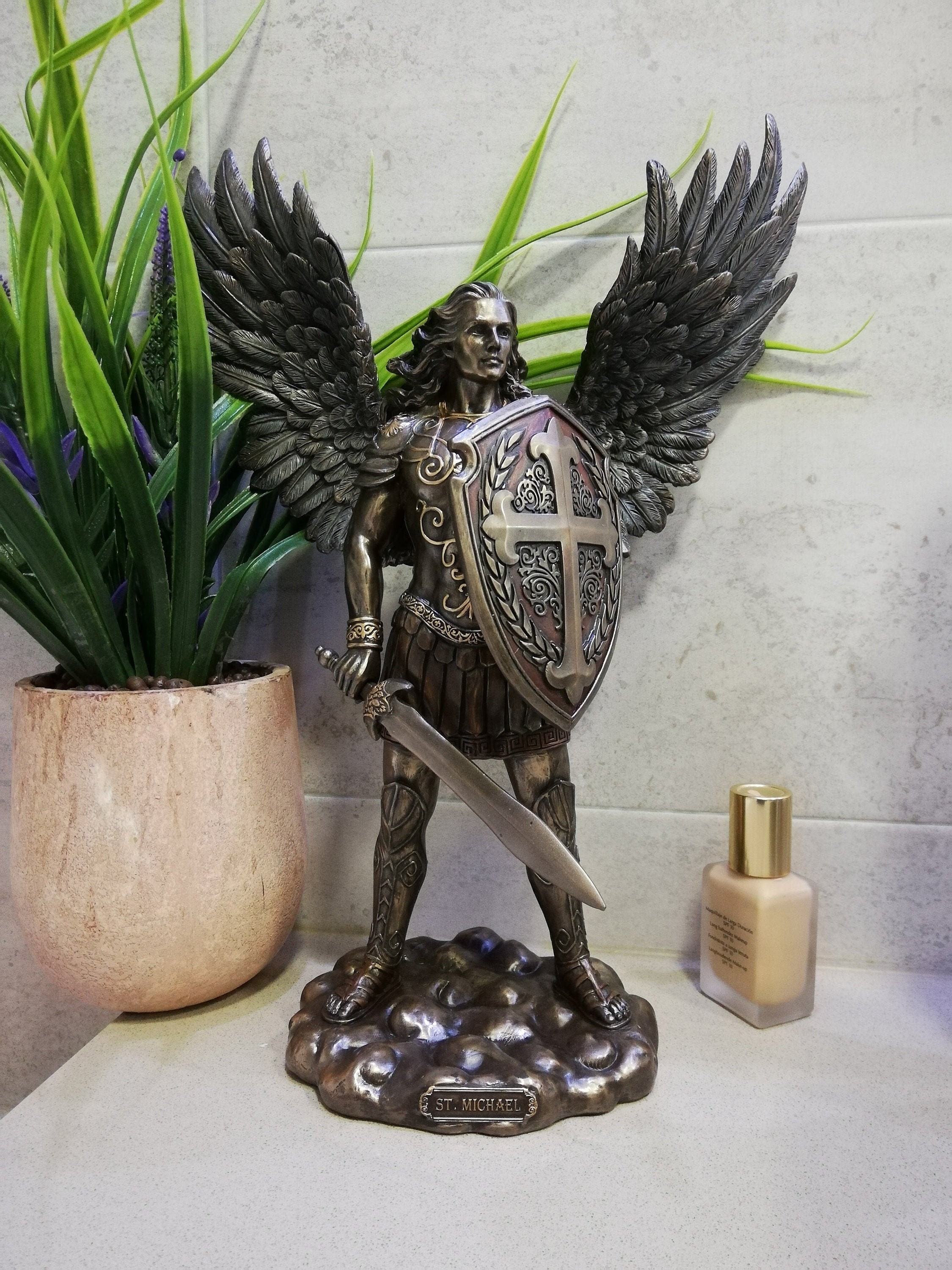 Sculpture chérubin en plâtre patiné Statuette petit ange joueur de