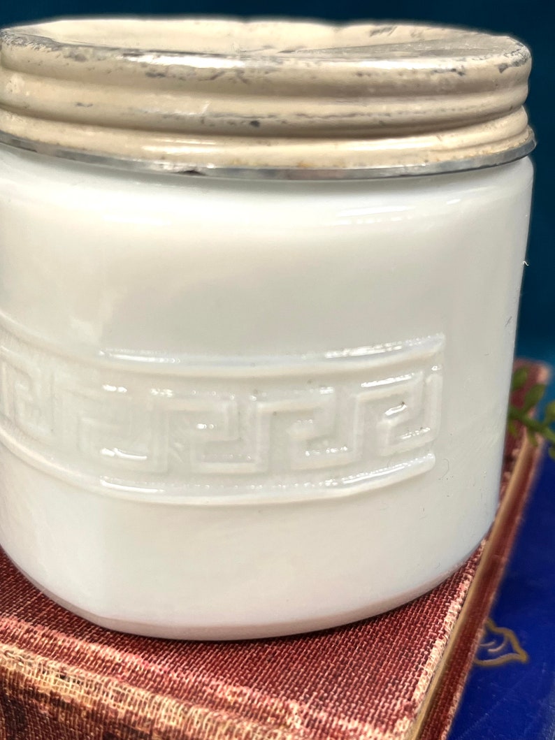Vintage Woodbury Cold Cream Jar White Milk Glass imagem 7
