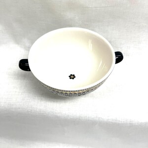 Pu&ograve; includere: Un set di tre tazze in ceramica con finitura opaca e macchiettata. Le tazze sono nei toni del crema, grigio chiaro e grigio scuro. Ogni tazza ha un design semplice e minimalista, perfetto per caff&egrave; o t&egrave;.
