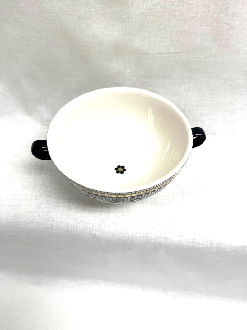 Pu&ograve; includere: Un set di tre tazze in ceramica con finitura opaca e macchiettata. Le tazze sono nei toni del crema, grigio chiaro e grigio scuro. Ogni tazza ha un design semplice e minimalista, perfetto per caff&egrave; o t&egrave;.
