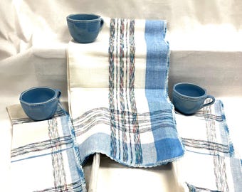 Mantel cuadrado vintage y seis servilletas a juego.