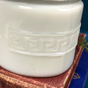 Vintage Woodbury Cold Cream Jar White Milk Glass imagem 3