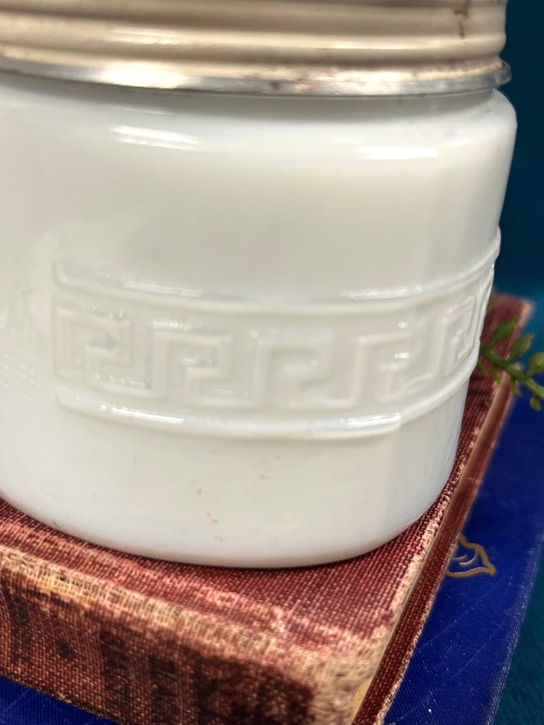 Vintage Woodbury Cold Cream Jar White Milk Glass imagem 3