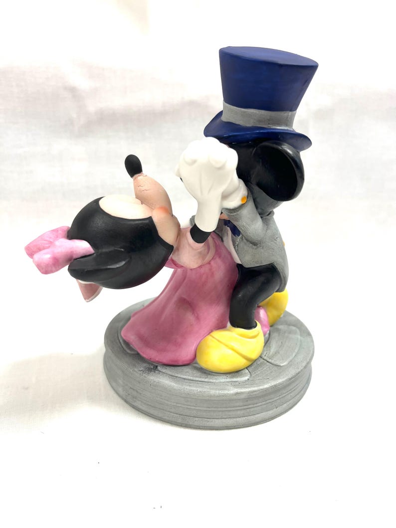 Figura de Mickey y Minnie Mouse bailando en un salón de baile de Disney Japón imagen 3