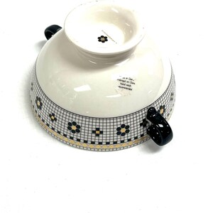Pu&ograve; includere: Una tazza di ceramica bianca con manico nero e la scritta "But First, Coffee" in grassetto nero. La tazza &egrave; posta su uno sfondo sfocato, che suggerisce un'atmosfera accogliente.