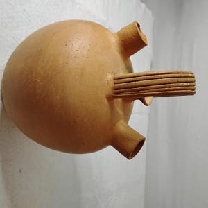 Jarra de agua de barro Botijo española antigua con doble pico, de terracota.