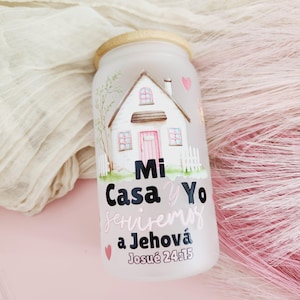 May include: White frosted glass jar with a wooden lid, featuring a hand-painted illustration of a house with pink accents and the text "Mi Casa y Yo Serviremos a Jehova Josue 24:15".