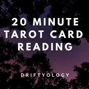 Puede incluir: Imagen con el texto "20 MINUTE TAROT CARD READING" en blanco, sobre un fondo de cielo estrellado y árboles silueteados. La palabra "DRIFTYOLOGY" está en la parte inferior.
