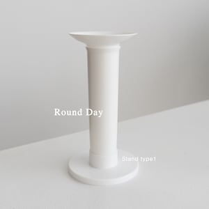 May include: White plastic stand with a round top and a round base. The stand is labeled "Round Day" and "Stand type1".