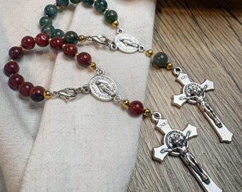 Catholic Rosary Clip for Backpack or Bag | Single Decade Gemstone Rosary | St. Benedict Crucifix & Marian Medal | Durable Rosary Keychain