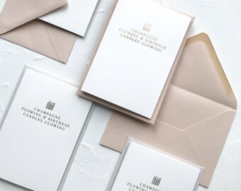 Champagne stromende en verjaardagskaarsen gloeiend verijdeld verjaardagskaart, wenskaart, minimale verjaardagskaart