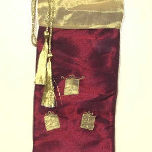 Vtg. Jabara~ Christmas/Holiday~Metallic Red  Gold with Presents & Rope~Tassels Wine Bottle Gift Bag