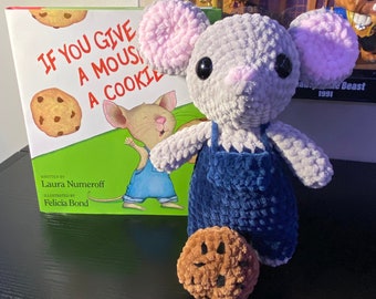 Adorable crocheted mouse with book and cookie