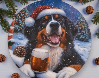 Può includere: Ornamento natalizio rotondo in legno con un Bovaro del Bernese con cappello da Babbo Natale e birra. Lo sfondo mostra una scena invernale innevata con alberi di Natale. Ha un nastro rosso per appenderlo.