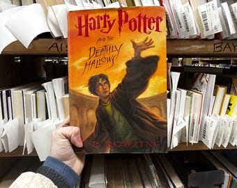 Harry Potter HardCover Book 7 Deathly Hallows by J. K Rowling, Middle Chapter, Magic, Hogwarts, Muggles, Wizards, Ron, Hermione, Death Eater