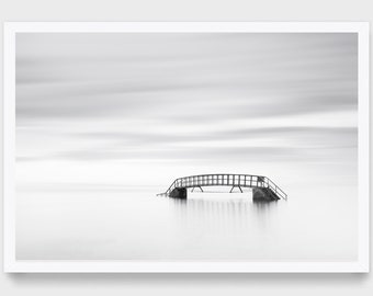 Bridge to Nowhere, Schottland, Dunbar Belhaven Bay Bridge, East Lothian, schottischer Seelandschaftsfotografiedruck, schottische Kunst, schwarz und weiß