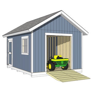 Puede incluir: Un cobertizo de madera azul con moldura blanca y una rampa que conduce a la puerta abierta. Un cortac&eacute;sped de conducci&oacute;n verde y amarillo est&aacute; estacionado dentro del cobertizo.