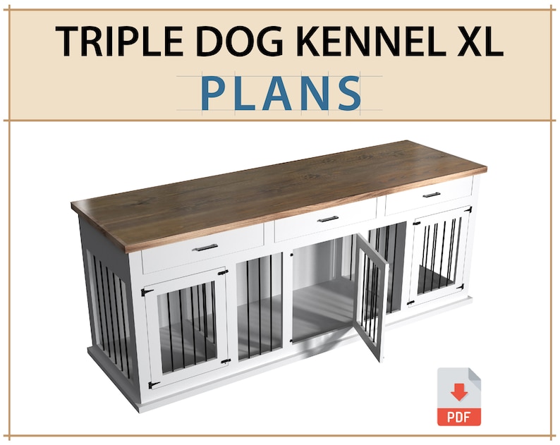 Op de afbeelding: Een witte drievoudige hondenbench met een lichtbruin houten blad. De bench heeft drie aparte compartimenten met zwarte spijlen en deuren. De tekst "TRIPLE DOG KENNEL XL PLANS" staat bovenaan de afbeelding.