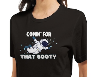 Könnte beinhalten: Schwarzes T-Shirt mit einem Cartoon-Astronauten im Raumanzug und dem weißen Text "COMIN' FOR THAT BOOTY". Der Astronaut schwebt mit blauen Sternen im Weltraum.