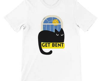 Puede incluir: Camiseta blanca con un diseño de gato negro de dibujos animados y el texto "GET BENT" en un rectángulo amarillo. El gato está frente a una ventana con cielo azul y sol amarillo.