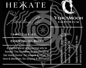 Peut inclure: Étiquette noire et blanche pour "Hekate Anointing Oil" avec du texte incluant "Essential Oil Blend" et "VenusMoon Emporium". L'étiquette comprend également des instructions et une adresse de site Web.