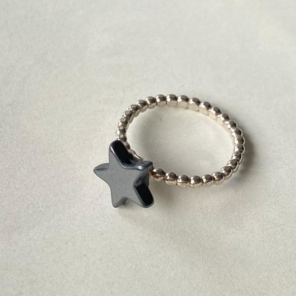 Silver ring with star from hematite, Zilveren ring met ster van hematiet, Silberring mit Hämatitstern, Bague en argent étoile d'hématite
