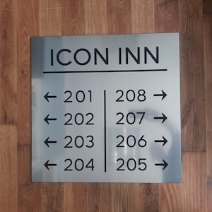 Kundenspezifisches Richtungsschild, Wayfinding Sign, Hotelschild - 16&quot;
