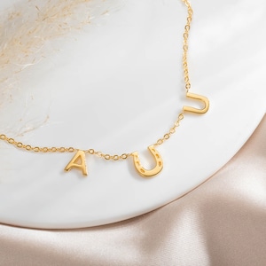 Colar de ferradura personalizado com duas iniciais, colar com pingente da sorte, presente de aniversário/casamento/aniversário para amante de cavalos/noiva/mãe/amiga