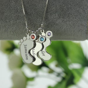 Collar personalizado de la madre con pies de bebé Collar de mamá con nombres de niños, regalo de Navidad / regalo del día de la madre