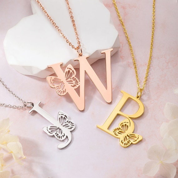 Collana con nome personalizzato con ciondolo a farfalla