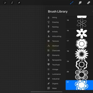 Op de afbeelding: Een screenshot van een digitale kunst-app die een lijst met penseelcategorie&euml;n en hun bijbehorende pictogrammen toont. De categorie&euml;n omvatten Inkten, Tekenen, Schilderen, Artistiek, Airbrushen, Texturen, Abstract, Houtskool, Elementen, Spuitverf, Retouches, Vintage, Luminantie, Industrieel, Organisch en Water. De pictogrammen zijn gestileerde bloemen in verschillende kleuren en ontwerpen.
