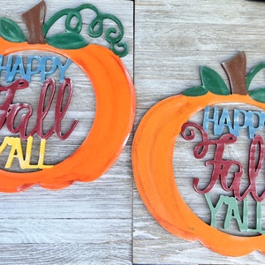 Letrero de pared de calabaza "Feliz otoño a todos" en el color que elijas