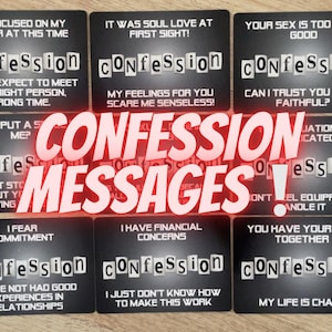 Op de afbeelding: Een verzameling zwarte kaarten met witte tekst, met het woord "Confession" in een losgeldstijl. De kaarten tonen verschillende berichten, zoals "Je seks is te verdomd goed" en "Mijn leven is chaos!"
