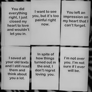 Puede incluir: Seis tarjetas blancas con texto negro, cada una mostrando un mensaje emocional diferente. Los mensajes incluyen sentimientos de amor, arrepentimiento y anhelo. Las tarjetas están dispuestas sobre una superficie estampada.