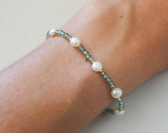 Bracelet en perles d'eau douce blanches et perles de bohèmes vertes Aqua