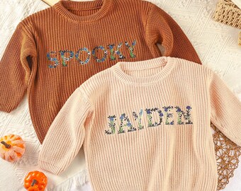 Geborduurde Halloween-babynaamtrui, gepersonaliseerde babytrui, kindertrui met naam, aangepaste herfstoutfit voor kinderen, Halloweencadeau voor baby