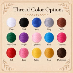 Może przedstawiać: Wzornik kolor&oacute;w zatytułowany Thread Color Options przedstawia piętnaście okrągłych pr&oacute;bek nici w kolorach białym, czarnym, granatowym, szarym, kawowym, leśnej zieleni, fioletowym, jasnor&oacute;żowym, niebieskim, ciemnor&oacute;żowym, czerwonym, r&oacute;żowym, ż&oacute;łtym, złotym i ciemnobrązowym z etykietami.