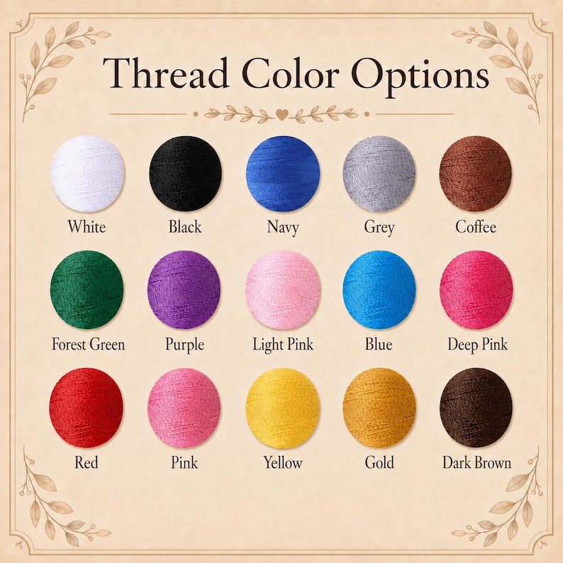 Może przedstawiać: Wzornik kolor&oacute;w zatytułowany Thread Color Options przedstawia piętnaście okrągłych pr&oacute;bek nici w kolorach białym, czarnym, granatowym, szarym, kawowym, leśnej zieleni, fioletowym, jasnor&oacute;żowym, niebieskim, ciemnor&oacute;żowym, czerwonym, r&oacute;żowym, ż&oacute;łtym, złotym i ciemnobrązowym z etykietami.