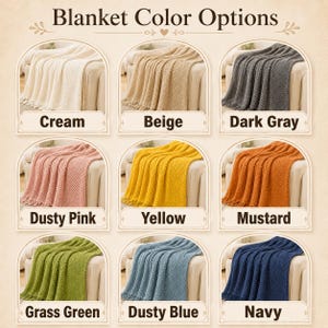 Może przedstawiać: Wzornik kolor&oacute;w zatytułowany Blanket Color Options przedstawia dziewięć dzianinowych koc&oacute;w z frędzlami w kolorach kremowym, beżowym, ciemnoszarym, brudnego r&oacute;żu, ż&oacute;łtym, musztardowym, trawiastym, przygaszonym niebieskim i granatowym.