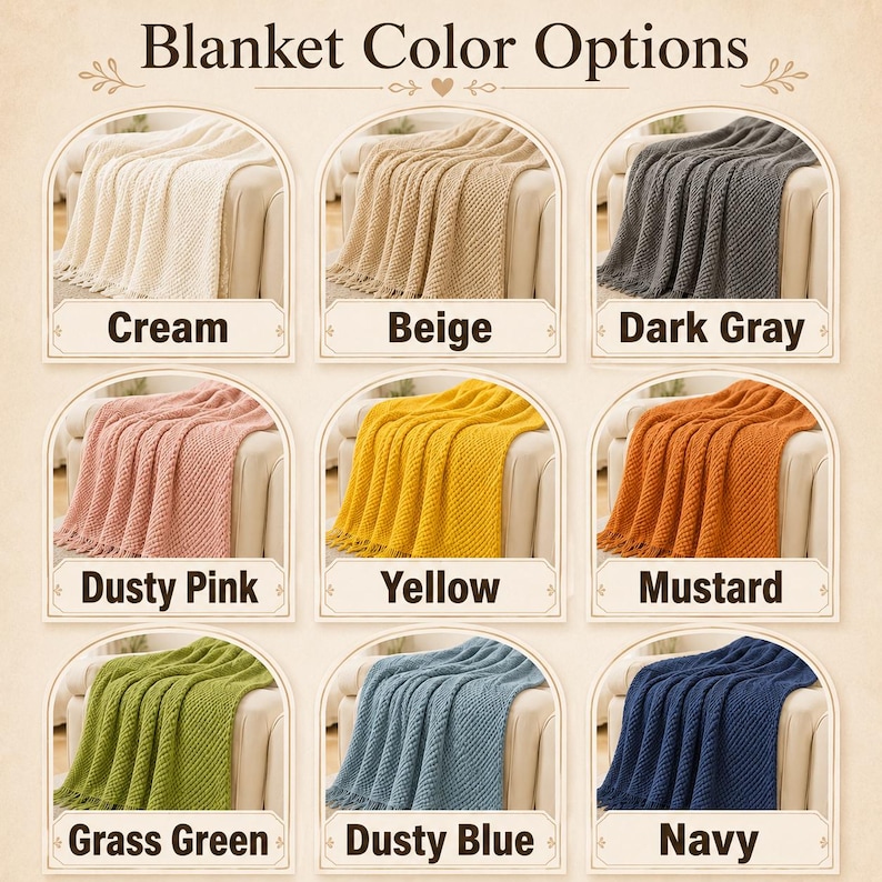 Może przedstawiać: Wzornik kolor&oacute;w zatytułowany Blanket Color Options przedstawia dziewięć dzianinowych koc&oacute;w z frędzlami w kolorach kremowym, beżowym, ciemnoszarym, brudnego r&oacute;żu, ż&oacute;łtym, musztardowym, trawiastym, przygaszonym niebieskim i granatowym.