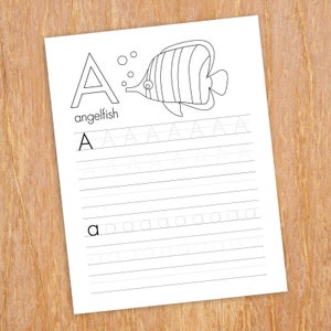 Peut inclure: Feuille de travail imprimable en noir et blanc avec la lettre A et un poisson ange. La feuille de travail comprend des lignes de traçage pour les lettres A majuscules et minuscules.