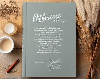 Può includere: Un libro blu con il titolo "Difference Maker" e il testo "Una persona che impatta profondamente la vita degli altri attraverso le proprie azioni, parole e presenza." Il libro include anche il testo "Conosciuto anche come: Coach Smith".