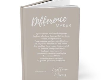 Può includere: Un libro beige con il titolo "Difference Maker" in testo bianco. Il libro definisce un creatore di differenze come una persona che impatta profondamente la vita degli altri attraverso le proprie azioni, parole e presenza. Il libro afferma anche che un creatore di differenze possiede una combinazione unica di empatia, dedizione e visione che gli consente di vedere il potenziale per un cambiamento positivo e lavorare instancabilmente per realizzarlo. Il libro afferma anche che un creatore di differenze ispira, motiva e eleva coloro che lo circondano, favorendo un ambiente di crescita, positività e speranza. Il libro afferma anche che un creatore di differenze è anche conosciuto come William Morris.