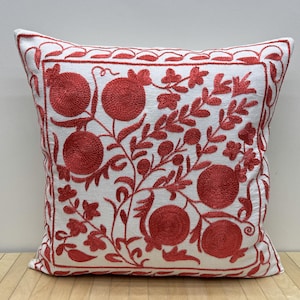 Broderat Suzani-örngott: Röd & vit boho sidenkudde (45x45 cm)