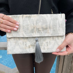 Bolso de mano Ikat de seda tejido a mano: bolso de noche gris y blanco