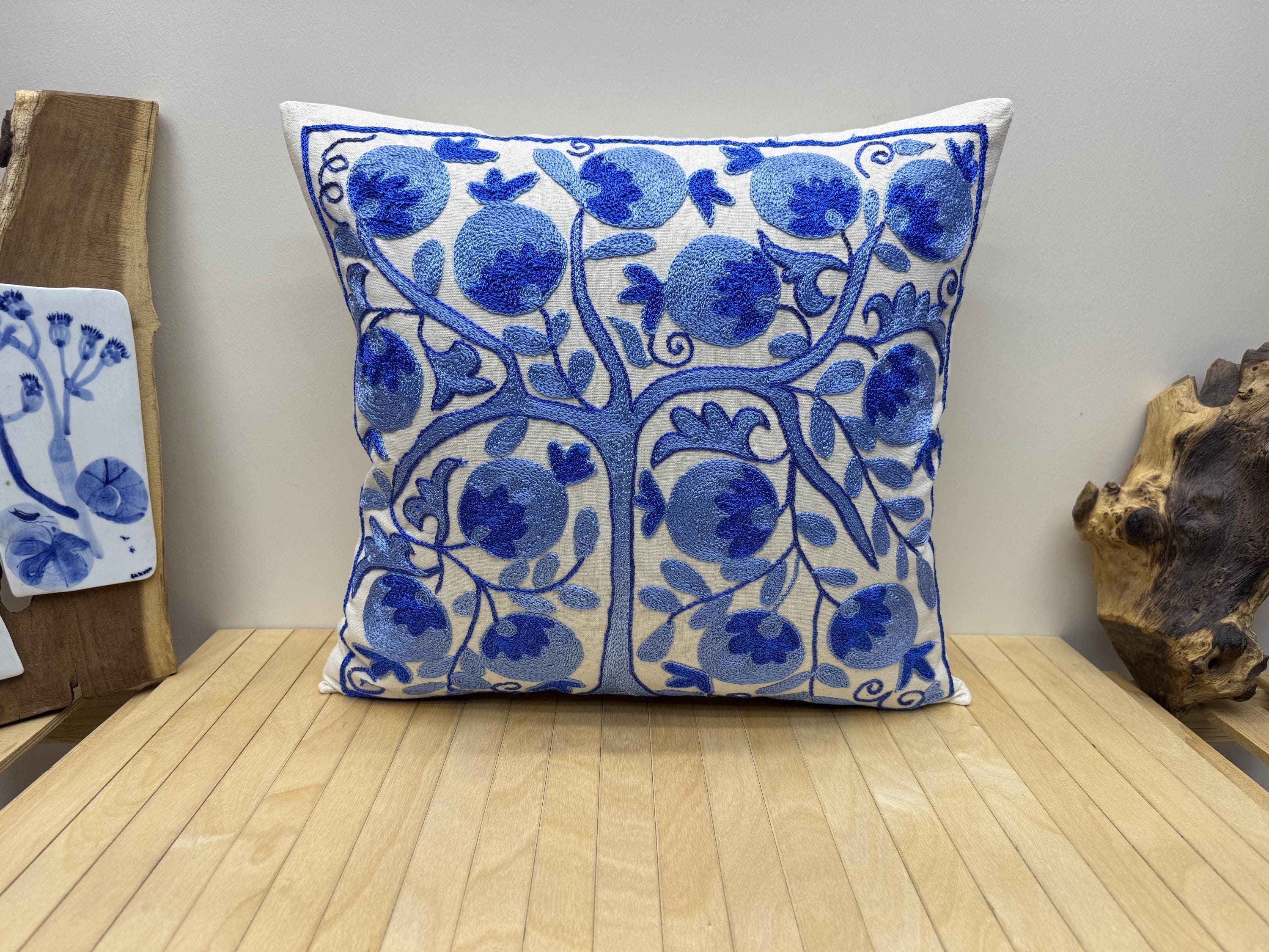 刺繍入りスザニ枕カバー：ブルー＆ホワイト ボヘミアン クッション