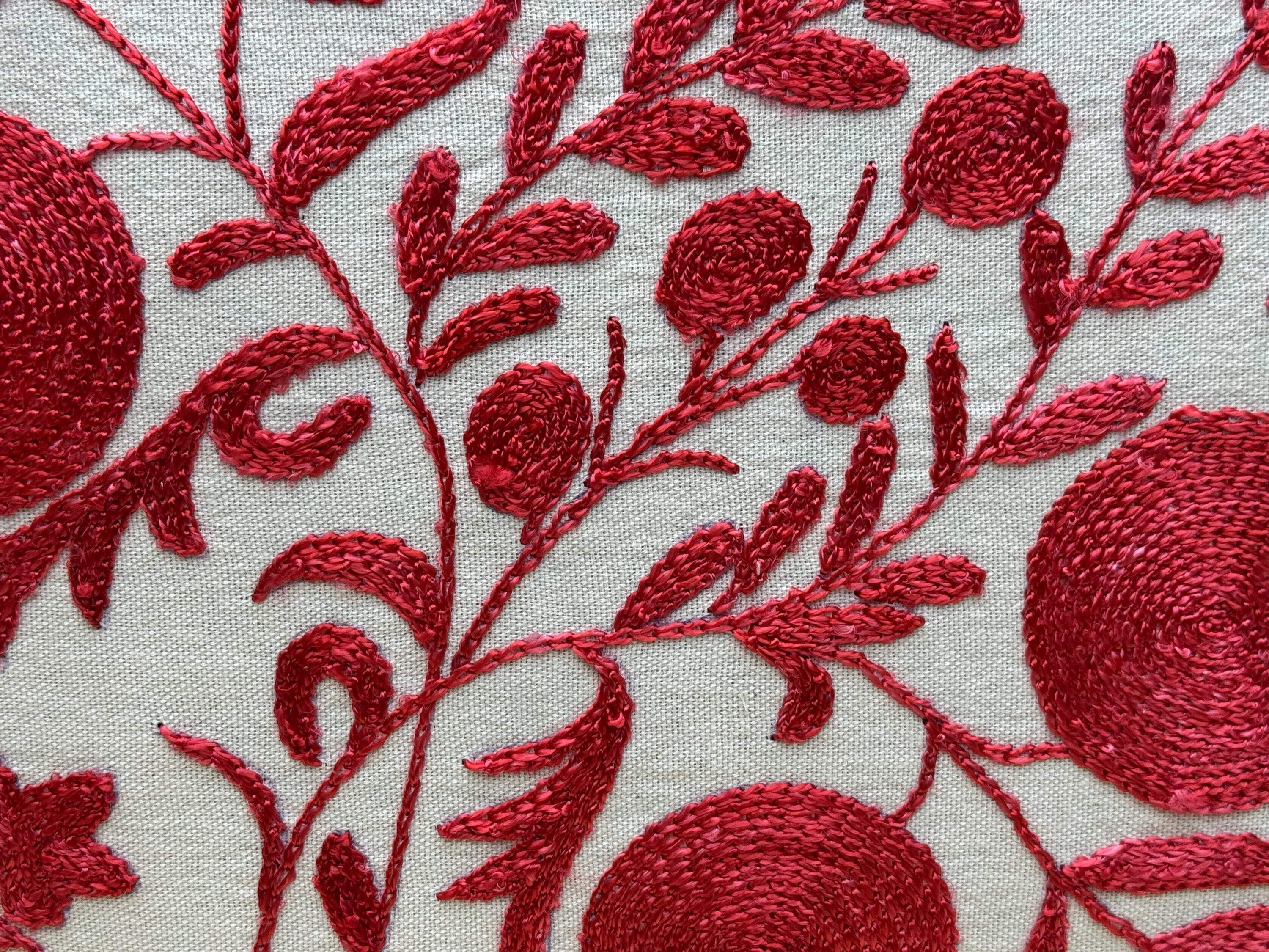 刺繍入りスザニ枕カバー：赤と白のボヘミアンシルククッション（18x18