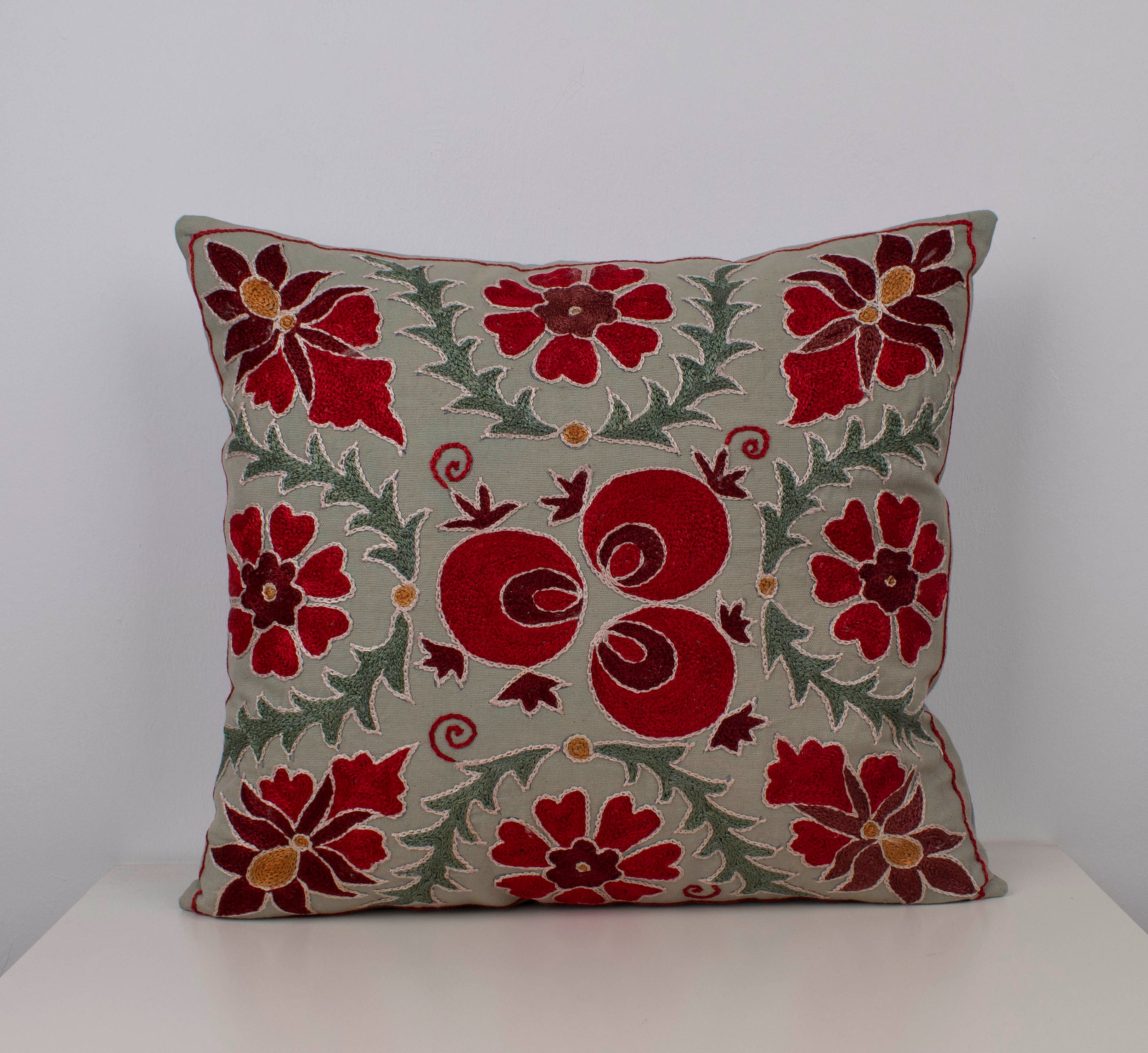 刺繍入りスザニ枕カバー：ボヘミアンシルククッション、16インチ×16