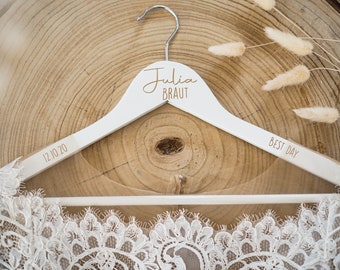 Personalisierter Holzkleiderbügel in weiß // Hochzeit // Trauzeugin // Geschenk // Kleiderbügel // Bride // Braut // Individuell